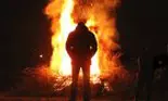 S-a incendiat în fața mamei și a surorii lui! Bărbatul se află în stare gravă la spital