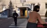 O femeie a protestat dezbrăcată în fața sediului Poliției de Frontieră. Care a fost motivul dureros pentru care a făcut acest gest