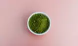 Matcha, deși iubită de mulți, nu e pentru toată lumea. Cine sunt persoanele care ar trebui să evite această băutură virală