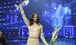 Cum arată acum Conchita Wurst, câștigătorul Eurovision 2014. Nu a renunțat nici la barbă, nici la părul lung