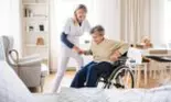 Îngrijirea seniorilor în centre specializate vs. acasă: tot ce trebuie să știi pentru a face alegerea potrivită