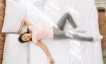 Iată câteva motive pentru care dormitul pe spate îți poate rezolva problemele de somn
