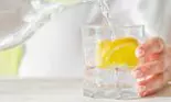 Apa plată cu lămâie, cu adevărat benefică pentru sănătate?