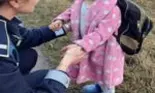 O fetiță de 3 ani, în halat de baie, papucei și un ghiozdan imens, găsită de polițiști „în drum spre școală”