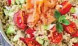 Salată cu quinoa și somon afumat