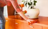 Spray-ul minune făcut în casă care ține praful departe timp de două săptămâni