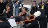 Gestul orchestrei ucrainene a adunat zeci de oameni în piața din Kiev