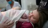 O femeie a născut acasă în timpul bombardamentelor din Ucraina fără medic, fără electricitate