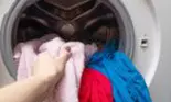 Folie de aluminiu, aspirină sau piper în mașina de spălat: trucul pentru rufe spălate impecabil