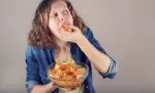 Motivul pentru care copiii ar trebui să mănânce cu gura DESCHISĂ