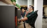 Mișcări care te pot ajuta să arzi calorii chiar dacă ești la birou