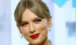 Apariția îndrăzneață a lui Taylor Swift la MTV VMA 2022. Cântăreața a îmbrăcat o rochie transparentă, cu cristale
