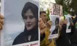 Mahsa Amini, femeia care a stârnit proteste de amploare în Iran. Femeile iraniene își ard hijaburile după moartea ei