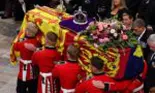 Ce tradiție emoționantă stă în spatele florilor funerare ale Reginei Elisabeta a II-a?