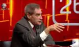 Apariția tinerească a lui Petre Roman, îmbrăcat elegant și conducând o mașină electrică. Are 79 de ani