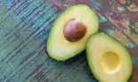 Cine nu ar trebui să mănânce avocado. Deși are multe beneficii, poate prezenta riscuri pentru anumite persoane