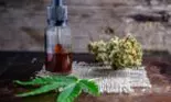 Uleiul de canabis chiar vindecă sau e doar marketing și reclamă? Ce spun studiile