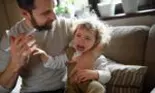 Trei moduri de a-i face pe copiii mici să ia medicamente