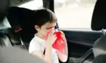 Copilul are rău de mașină? Iată ce ar trebui să facă părinții în timpul călătoriilor lungi