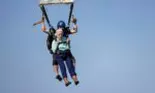 O femeie a stabilit recordul mondial ca fiind cea mai bătrână persoană care a sărit cu parașuta