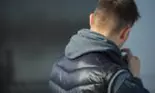 Elev de clasa a VIII-a s-a urcat pe pervazul geamului apoi și-a lovit diriginta cu pumnii și picioarele