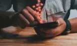 Ai auzit de FOMO? Iată ce înseamnă și cum te afectează