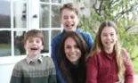 Kate Middleton a cerut scuze și a recunoscut că poza de familie, în care apare alături de cei 3 copii, a fost editată: „La fel ca mulţi fotografi amatori…'
