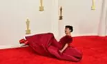 Momentul în care actrița Liza Koshy cade pe covorul roșu de la Oscar 2024. A fost un moment regizat sau chiar s-a împiedicat?