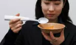 Această lingură japoneză face mâncarea să aibă un gust mai sărat, fără a adăuga mai multă sare