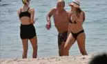Dolph Lundgren, surprins de paparazzi pe o plajă din Sardinia, alături de soția și fiica lui, care sunt de aceeași vârstă! În urmă cu un an, actorul a anunțat că suferă de cancer