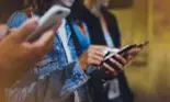 Ești dependentă de rețelele sociale? Iată câteva sfaturi pentru a scăpa de a da scroll continuu