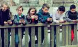 Nu mai lăsați copiii mici să stea cu ochii în telefoane sau tablete, spun specialiștii suedezi