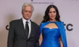 El 80 de ani, ea 55! Apariția elegantă a lui Catherine Zeta-Jones alături de soțul ei, Michael Douglas, în Arabia