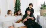 Dana Rogoz a arătat imagini din sufrageria sa, unde a împodobit bradul de Crăciun. Cei doi copii au ajutat-o să decoreze