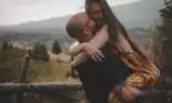 Actorul din celebra serie Netflix „Wednesday' și-a cerut iubita română în căsătorie