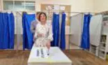 Toți ochii pe Carmen Iohannis la vot, la Sibiu. Cât costă rochia purtată de soția lui Klaus Iohannis și unde a mai apărut cu ea