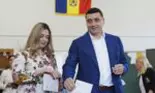 Alegeri prezidențiale 2025. George Simion, la vot cu Călin Georgescu și soțiile lor. Neașteptat ce au scandat oamenii