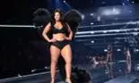 Ashley Graham, din nou în centrul atenției la Victorias Secret Fashion Show 2025. Modelul plus-size a făcut furori