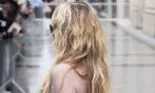 Vedeta a apărut într-o rochie complet transparentă și nu purta lenjerie intimă. S-a întors cu fața și s-a văzut tot