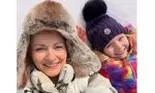Elwira Petre a întinerit în vacanță! Cum s-a pozat alături de fetița ei cea mică