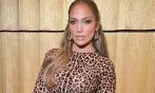 Jennifer Lopez, în cea mai transparentă rochie din garderoba sa. Și-a arătat lenjeria intimă la un eveniment monden