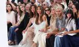 Cum arată sora lui Jennifer Lopez, Lynda. Cele două au făcut spectacol la Paris și au atras toate privirile