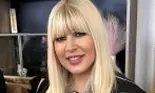 Elena Udrea, apariție în rochie roșie cu trenă, în rolul de nașă. Fiica ei, Eva, a purtat o ținută asemănătoare
