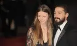 Mia Goth divorțează de Shia LaBeouf. Actrița cere custodia fetiței după 14 ani de relație și 10 de căsătorie