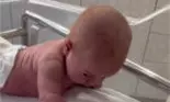 La doar trei zile de viață, un bebeluș se răsucește și își ridică capul. Cum este posibil?