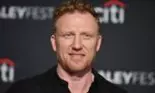 Kevin McKidd din „Grey’s Anatomy” și iubita, sărut pătimaș pe o plajă din Italia