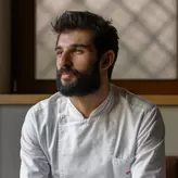 Chef Richard Abou Zaki lansează a doua carte. Juratul „Chefi la cuțite” pregătește 50 de rețete pentru acasă