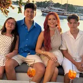 Elena Gheorghe, vacanță de vis în Grecia cu familia. Regula de 30 de minute pe zi pe care și-a impus-o: „Să fiu online strict cât este necesar”