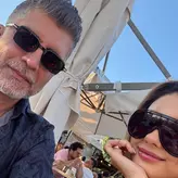 Özcan Deniz, apariție rară alături de soția sa în vacanță. Cum își trăiește vara actorul din „Mireasa din Istanbul”