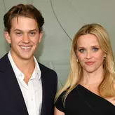Reese Witherspoon are cu ce se mândri! Fiul ei de 22 de ani, apariție spectaculoasă într-un pictorial. Seamănă izbitor cu Ryan Phillippe